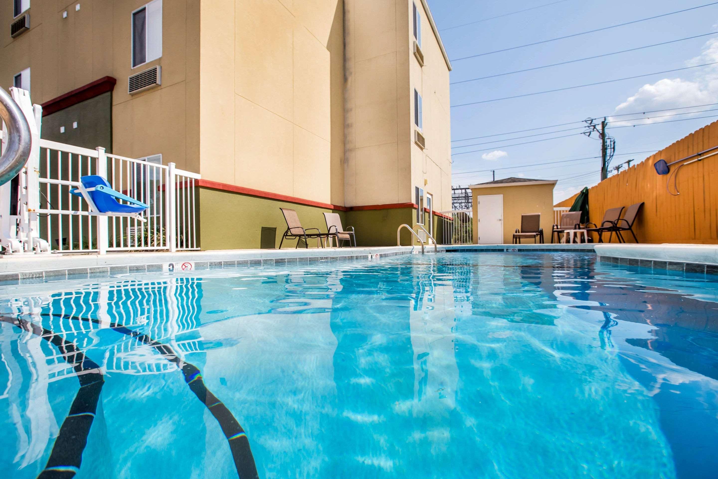 Econo Lodge Valdosta Bagian luar foto